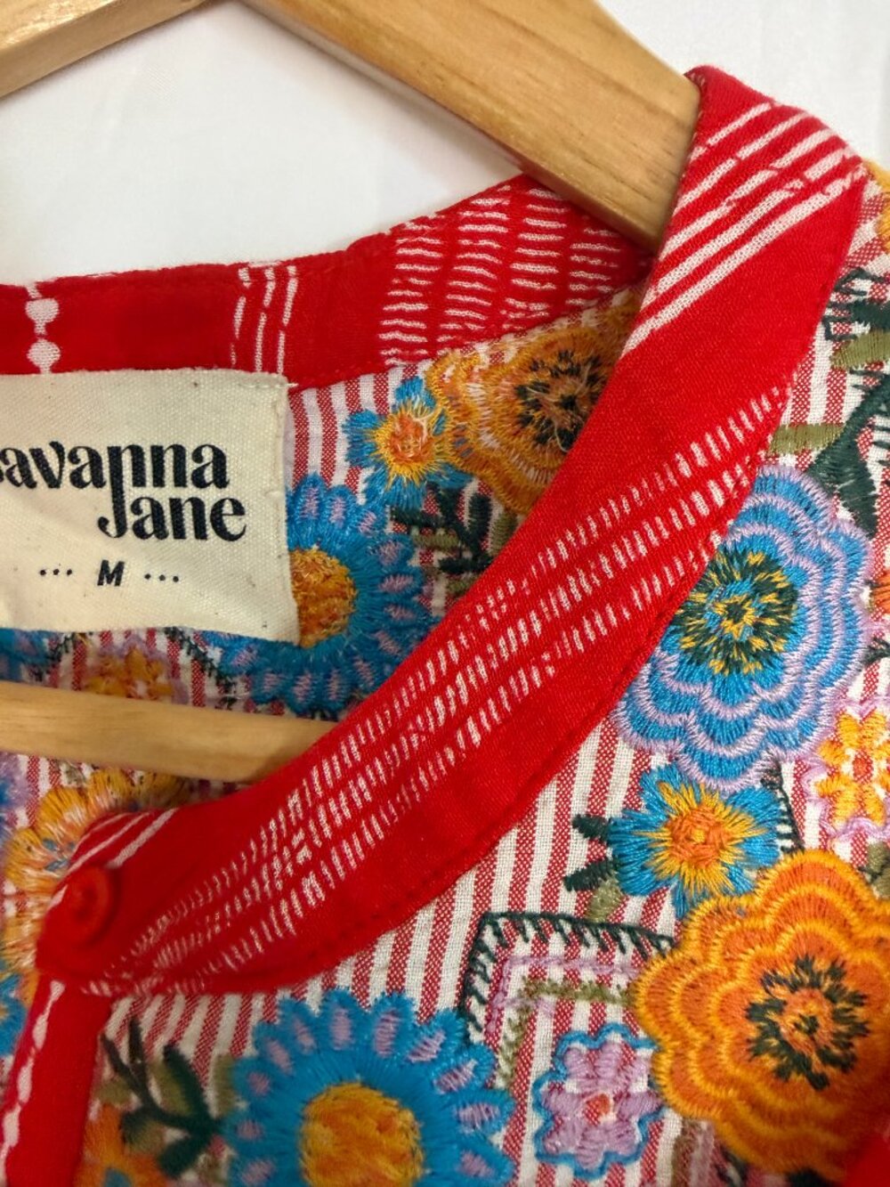 Savanna Jane Red Embroidered Floral Flutter Sleeve Top Size M - Picture 3 of 3